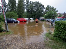 Parkplatz nach dem Regenschauer
