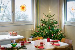 Weihnachtsbaum und Deko